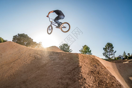 Bmx桌顶在泥土轨道上图片