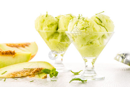 甜瓜和绿色冰淇淋图片