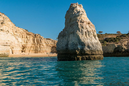 美丽的PraiadoCarvalho海滩和金色岩石悬崖葡萄牙图片