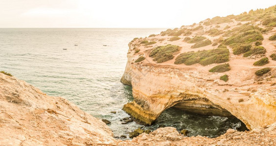 葡萄牙阿尔加夫海岸线上的比纳吉尔海滩洞穴图片