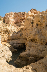 葡萄牙AlgarSeco的沙石悬崖之间天然海水池图片