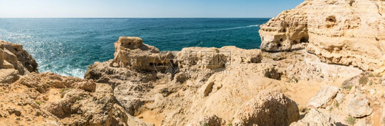 葡萄牙阿尔加韦拉果卡沃埃罗镇附近夏季大西洋岩质海岸线图片