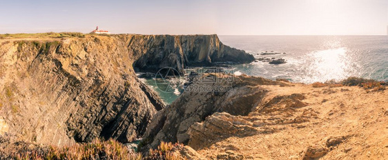 大西洋海岸悬崖在萨尔多角卡波萨尔多阿伦特乔葡萄牙图片