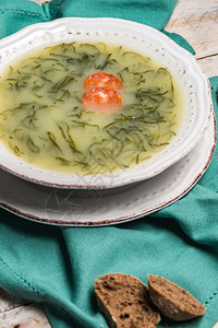 Caldoverde葡萄牙菜中流行的汤卡多杂菜传统成分是土豆环绿菜橄榄油和盐还可以加上大蒜或洋葱图片