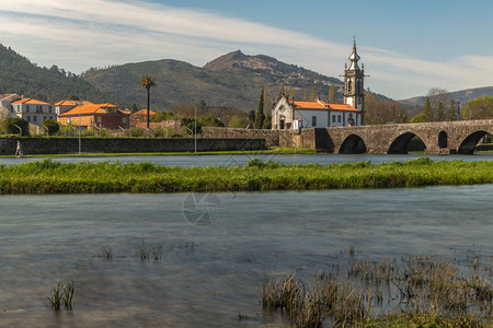 圣安东尼奥大教堂圣安东尼奥大托雷维拉教堂与罗马桥在庞特德利马镇葡萄牙图片