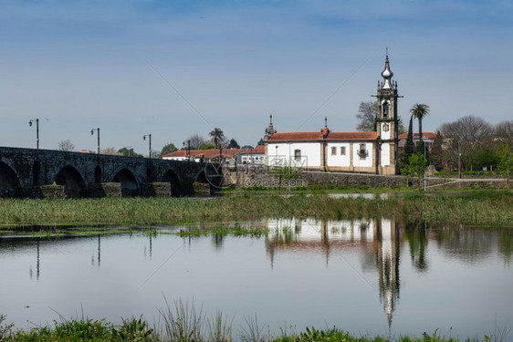 圣安东尼奥大教堂圣安东尼奥大托雷维拉教堂与罗马桥在庞特德利马镇葡萄牙图片