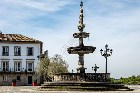 18世纪喷泉位于利马邦特主要广场LargodeCamies与18世纪喷泉位于葡萄牙北米诺地区的一个城镇利马邦特图片