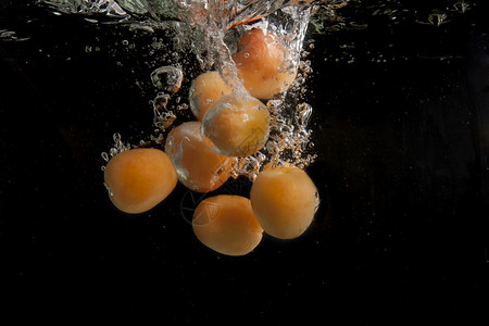 当着黑本底的面杏子掉进水里图片素材