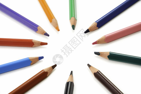 彩色铅笔以圆形式放在白色上代表太阳光图片