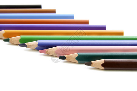 关闭各种彩色铅笔以横向水平排列交叉到白边的前面图片
