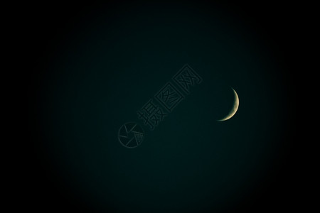 在安卡拉Golbasi日落后不久新月在无云天空的黑暗中背景图片