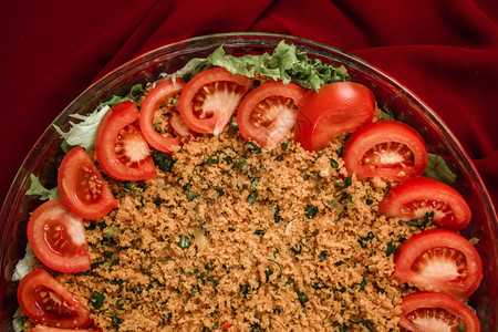 Kisir传统土耳其菜开胃由蒸汽碎小麦和番茄糊制成图片