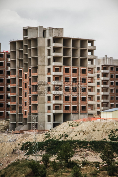 在城市郊区建造公共住房图片