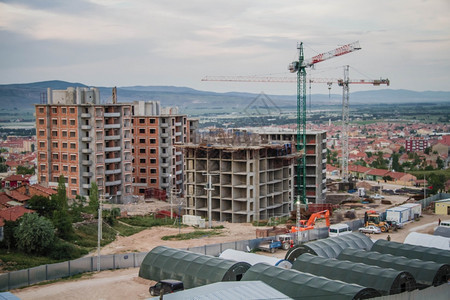 在城市郊区建造公共住房图片