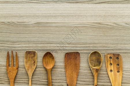 木制桌上的骨勺子和叉图片