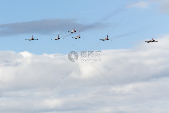 飞机在空中演习表演图片