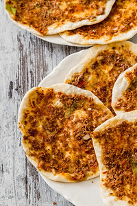 Lahmacun家用木白色背景做传统土木比萨饼图片