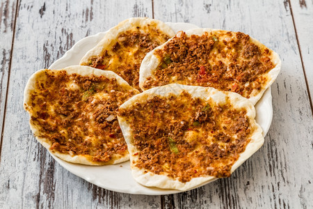 Lahmacun家用木白色背景做传统土木比萨饼图片