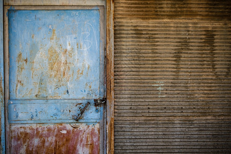 旧车库门和墙壁的拉锈纹理图片