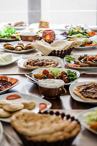 传统食物如土耳其菜食的木兰安葬kebabbaklava图片