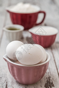 近视图在粉色陶瓷碗中的鸡蛋图片