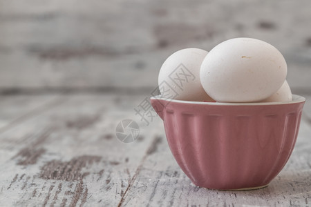在粉色陶瓷碗中的鸡蛋图片