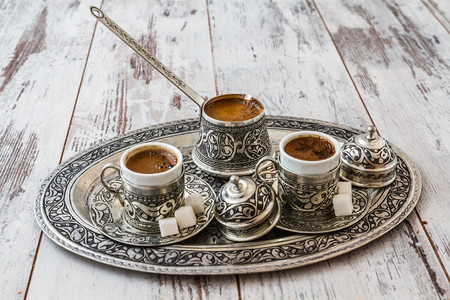 土耳其传统咖啡银杯中的土耳其咖啡装有银锅和托盘图片