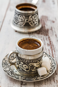 土耳其传统咖啡银杯中的土耳其传统咖啡和银壶图片