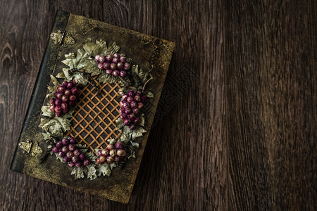 木制盒子装有葡萄和木制桌上的装饰品图片