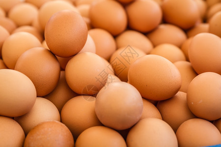 市场上天然健康棕蛋的堆积图片