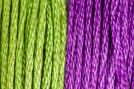 绿色和紫等不同颜的刺绣线索图片