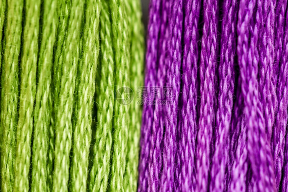 绿色和紫等不同颜的刺绣线索图片