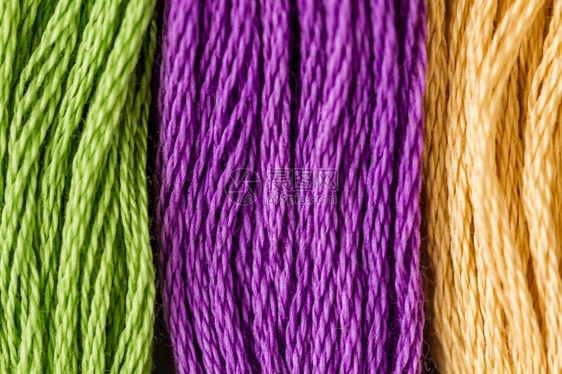 绿色紫和黄等不同颜的刺绣线索图片