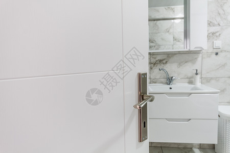 清洁现代厕所内有白色水槽龙头和衣柜图片