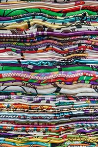 伊斯坦布尔街头集市不同颜色的传统围巾图片