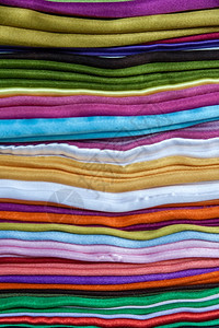 伊斯坦布尔街头集市不同颜色的传统围巾图片