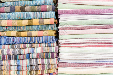 土耳其博德鲁姆市场的折叠传统彩色服装图片