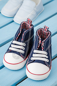 蓝底白色婴儿运动鞋和蓝婴儿图片