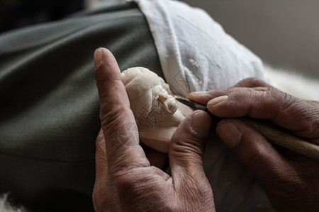 土耳其Eskisehir当地工匠用手术刀雕刻中夏石图片