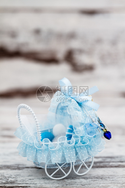 蓝玩具婴儿车作为白木底婴儿淋浴礼物制作图片
