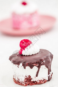 美味巧克力蛋糕白底带酸樱桃图片