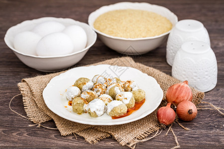 传统土耳其食品MirikKofte由bugur洋葱和配酸奶的蛋制成图片