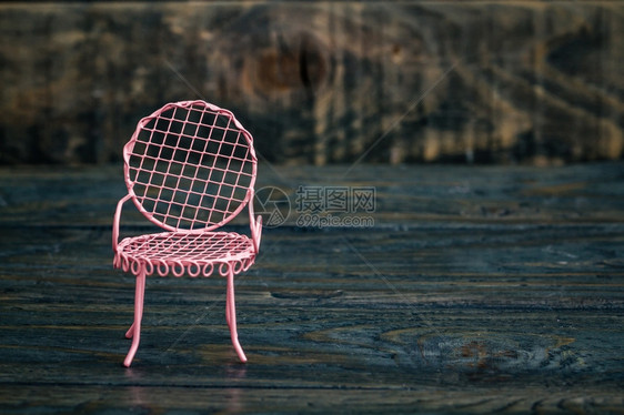 粉装饰的小型铁制椅蓝木底图片