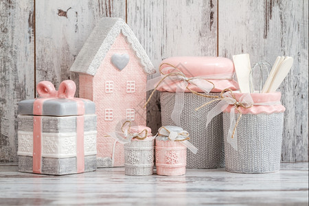 白木本底的灰色和粉红可爱装饰厨房用具图片