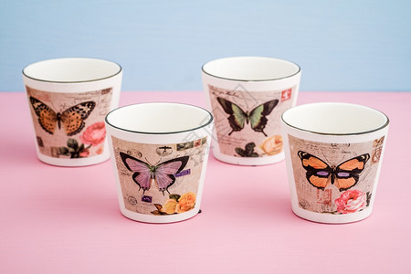 彩色装饰花盆用粉红色蓝背景的蝴蝶设计图片