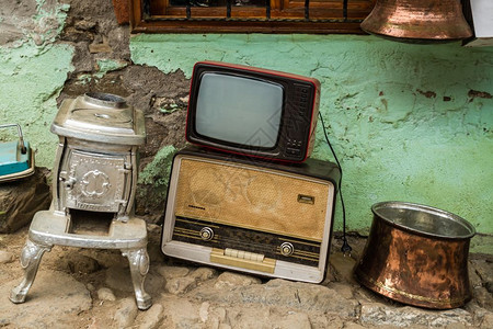 一家古董店的铸铁炉旧式收音机电视和伪造铜锅炉图片