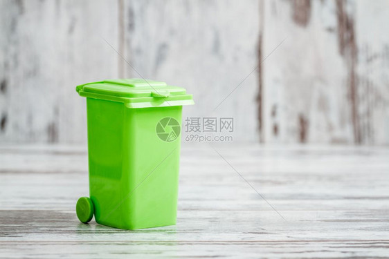 小型绿色塑料服务台组织者箱装有复印空间的垃圾箱图片