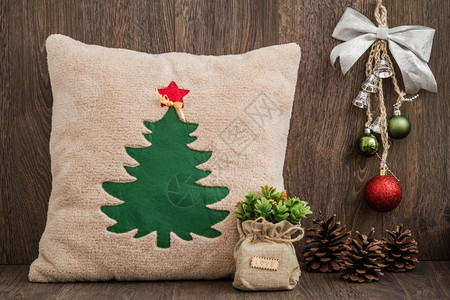 手制枕头棕木底有圣诞树图案图片