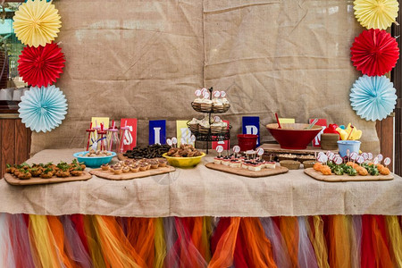 生日派对自助柜台的蛋糕甘蓝饼和干背景图片