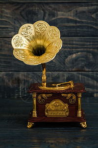 埃菲尔铁塔老式留声机gramofon音乐盒木制背景古典留声机gramofon音乐
